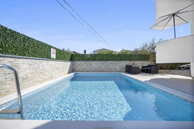 Aquarius Apartments, Aquarius Apartments with heated pool – Srima, Croatia Srima-vodice